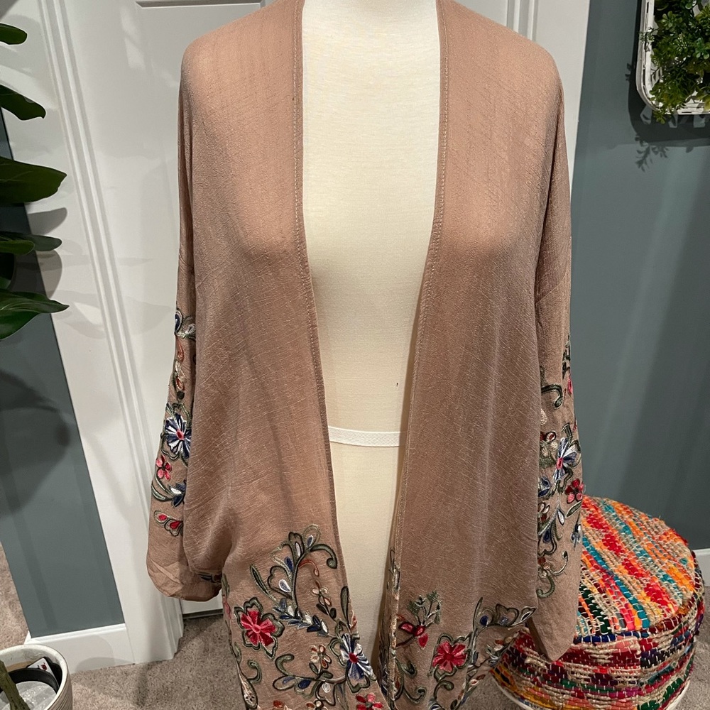 Chic Soul- Kimono, beautiful embroidery. One size